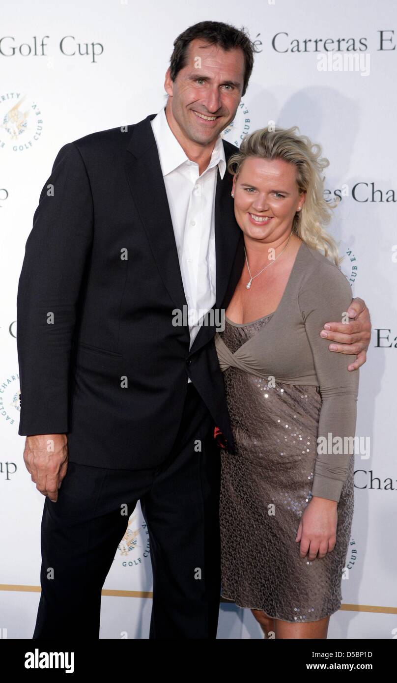 German disc thrower Lars Riedel (L) his partner Ktja Gruberand (R) arrive for the gala evening of Jose Carreras Eagle Charity Golf Cup in Leipzig, Germany, 12 September 2010. Proceeds of the gala will be donated to Jose Carreras Foundation. Photo: Thomas Schulze Stock Photo