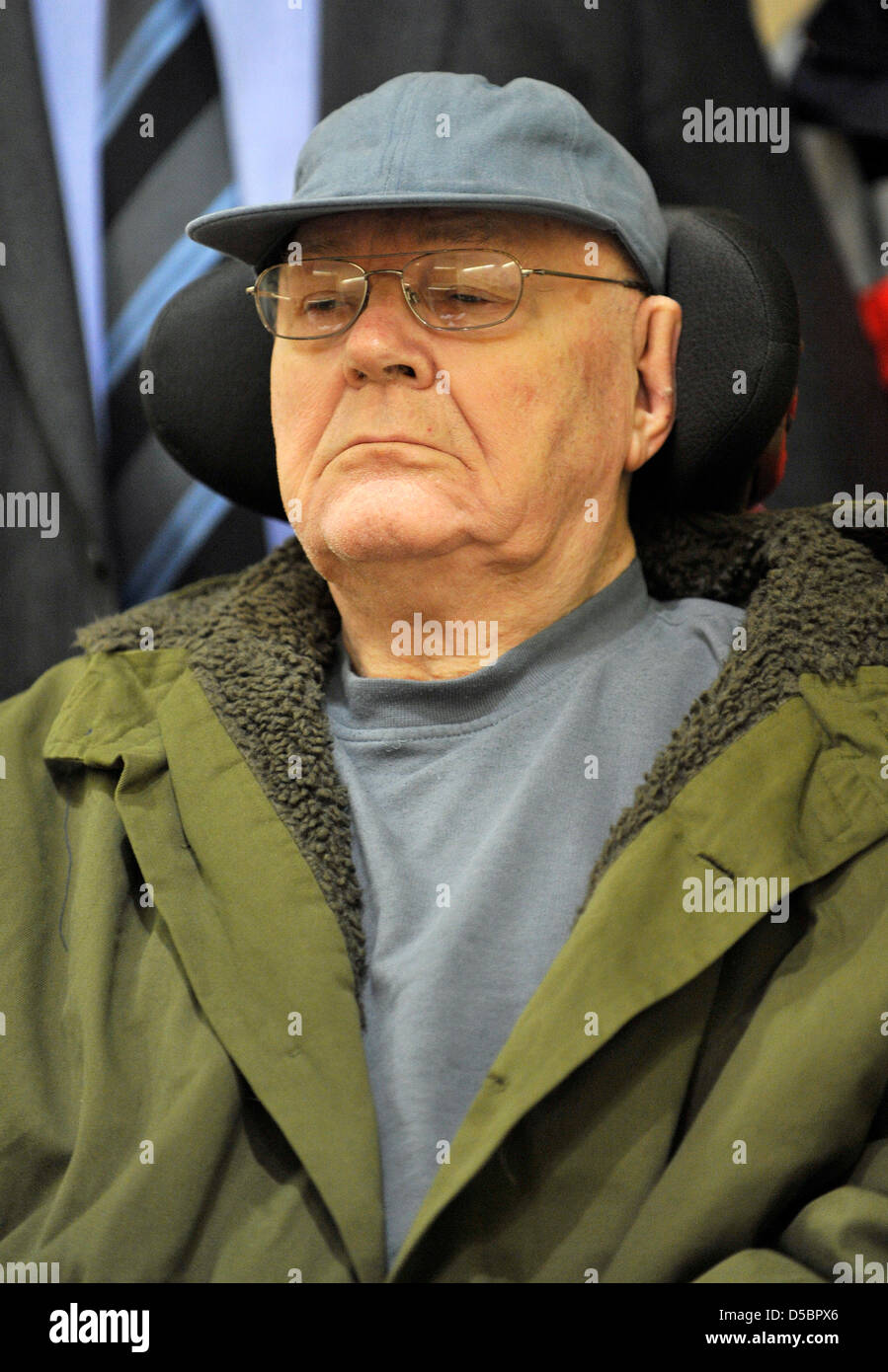 Alleged Nazi war criminal John Demyanyuk is brought to the courtroom of the District Court in Munich, Germany, 13 January 2010. The trial against 89-year-old Demyanyuk continued with an expert's hearing on the role of volunteers in the Nazi concentration camps. Photo: ANDREAS GEBERT Stock Photo