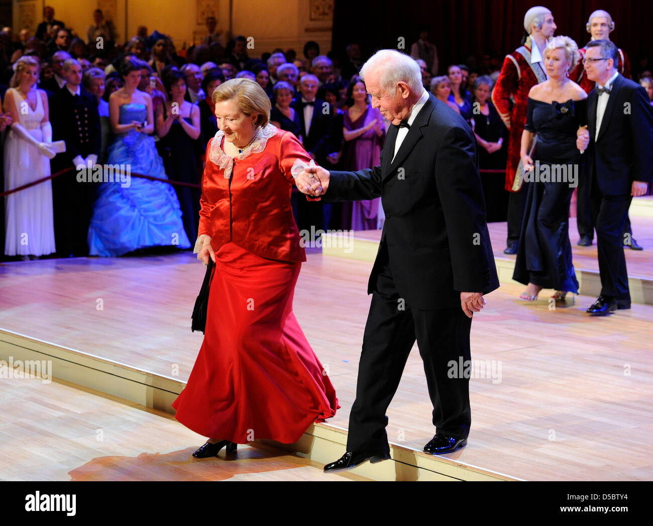 Former Saxony Premier Kurt Biedenkopf and his wife Ingrid dance during the 5th Semper opera ball in Dresden, Germany, 15 January 2010. Over 2,000 guests from economy, politics and culture celebrated under the motto 'Dreamteams' a ball night in the theatre built by Gottfried Semper (1803-1879). Stage and auditorium of the Semper opera were remodeled for this event. Photo: Jens Kalae Stock Photo