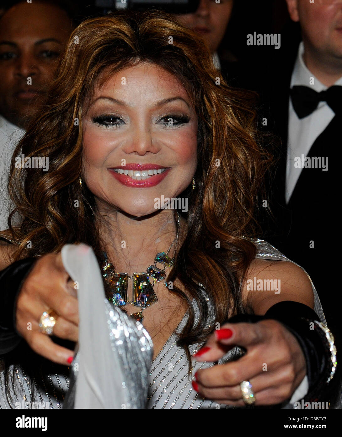 Singer La Toya Jackson celebrates during the 5th Semper opera ball in Dresden, Germany, 15 January 2010. Over 2,000 guests from economy, politics and culture celebrated under the motto 'Dreamteams' a ball night in the theatre built by Gottfried Semper (1803-1879). Stage and auditorium of the Semper opera were remodeled for this event. Photo: Jens Kalaene Stock Photo