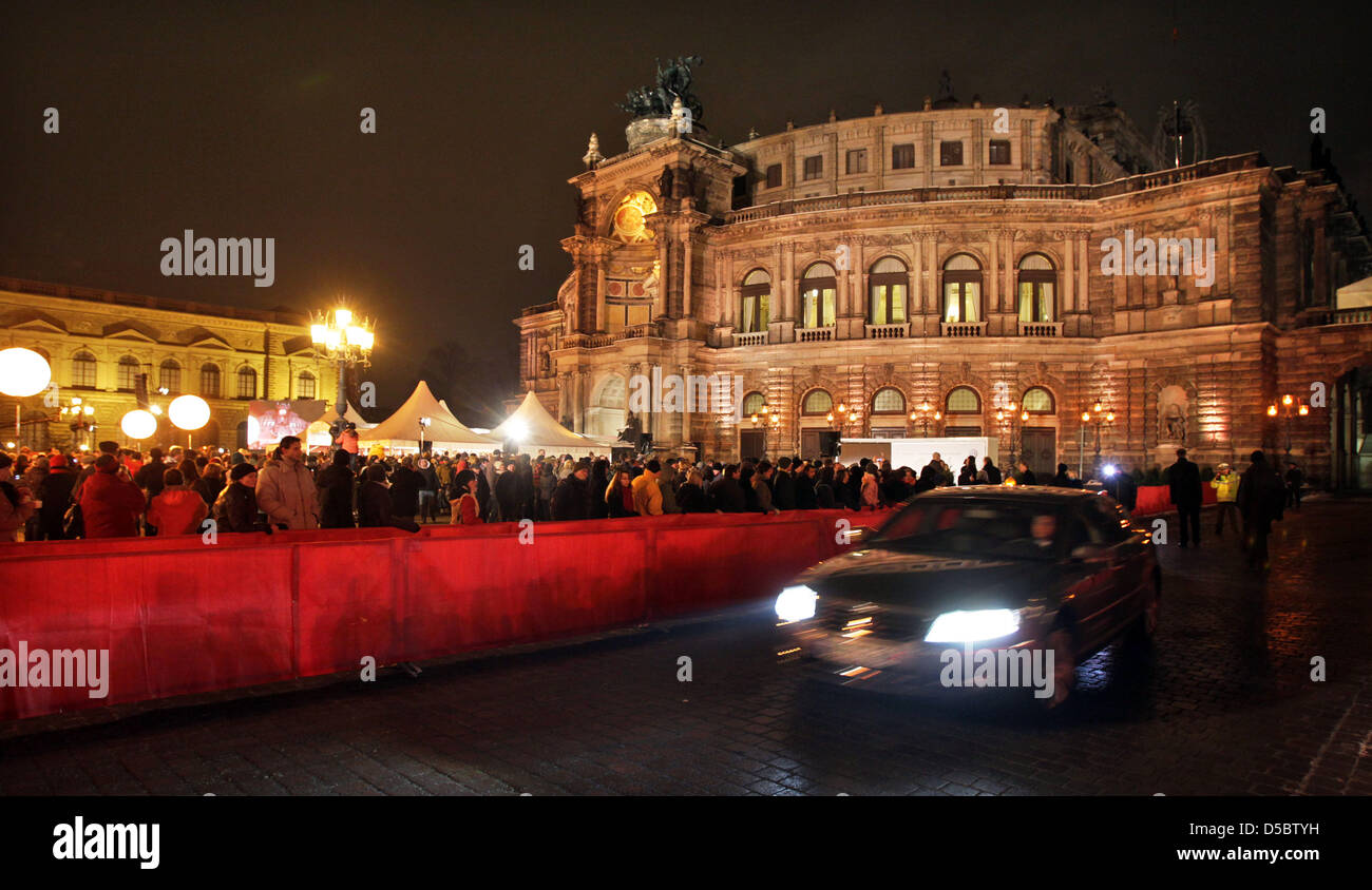 A VIP shuttle drives in front of the Semper opera before the begin of the 5th Semper opera ball in Dresden, Germany, 15 January 2010. Over 2,000 guests from economy, politics and culture celebrated under the motto 'Dreamteams' a ball night in the theatre built by Gottfried Semper (1803-1879). Stage and auditorium of the Semper opera were remodeled for this event. Photo: Jan Woitas Stock Photo