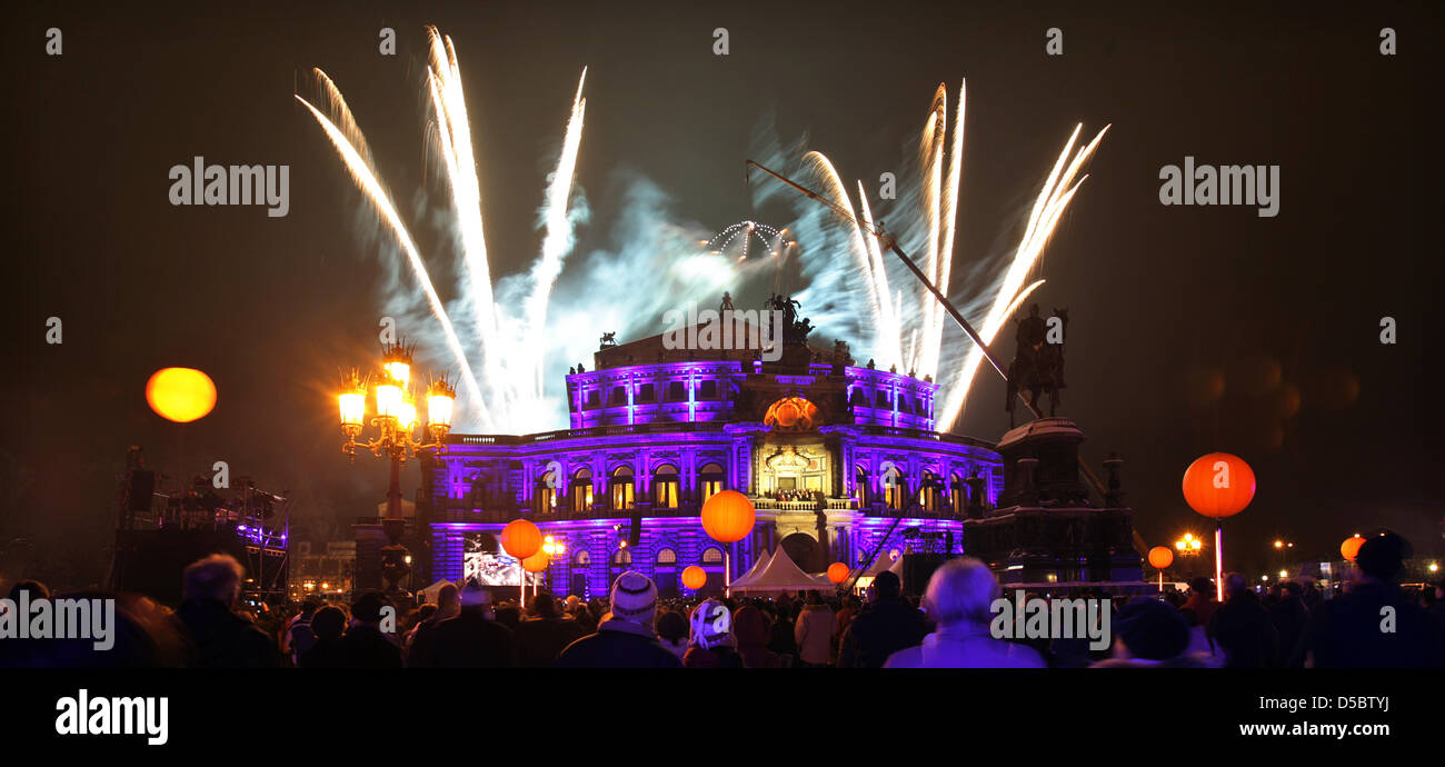 With fireworks the 5th Semper opera ball is opened over the illuminated Semper Opera in Dresden, Germany, 15 January 2010. Over 2,000 guests from economy, politics and culture celebrated under the motto 'Dreamteams' a ball night in the theatre built by Gottfried Semper (1803-1879). Stage and auditorium of the Semper opera were remodeled for this event. Photo: Jan Woitas Stock Photo