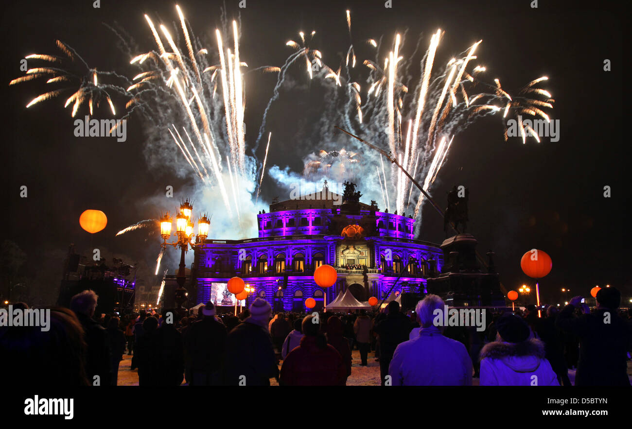 With fireworks the 5th Semper opera ball is opened over the illuminated Semper Opera in Dresden, Germany, 15 January 2010. Over 2,000 guests from economy, politics and culture celebrated under the motto 'Dreamteams' a ball night in the theatre built by Gottfried Semper (1803-1879). Stage and auditorium of the Semper opera were remodeled for this event. Photo: Jan Woitas Stock Photo