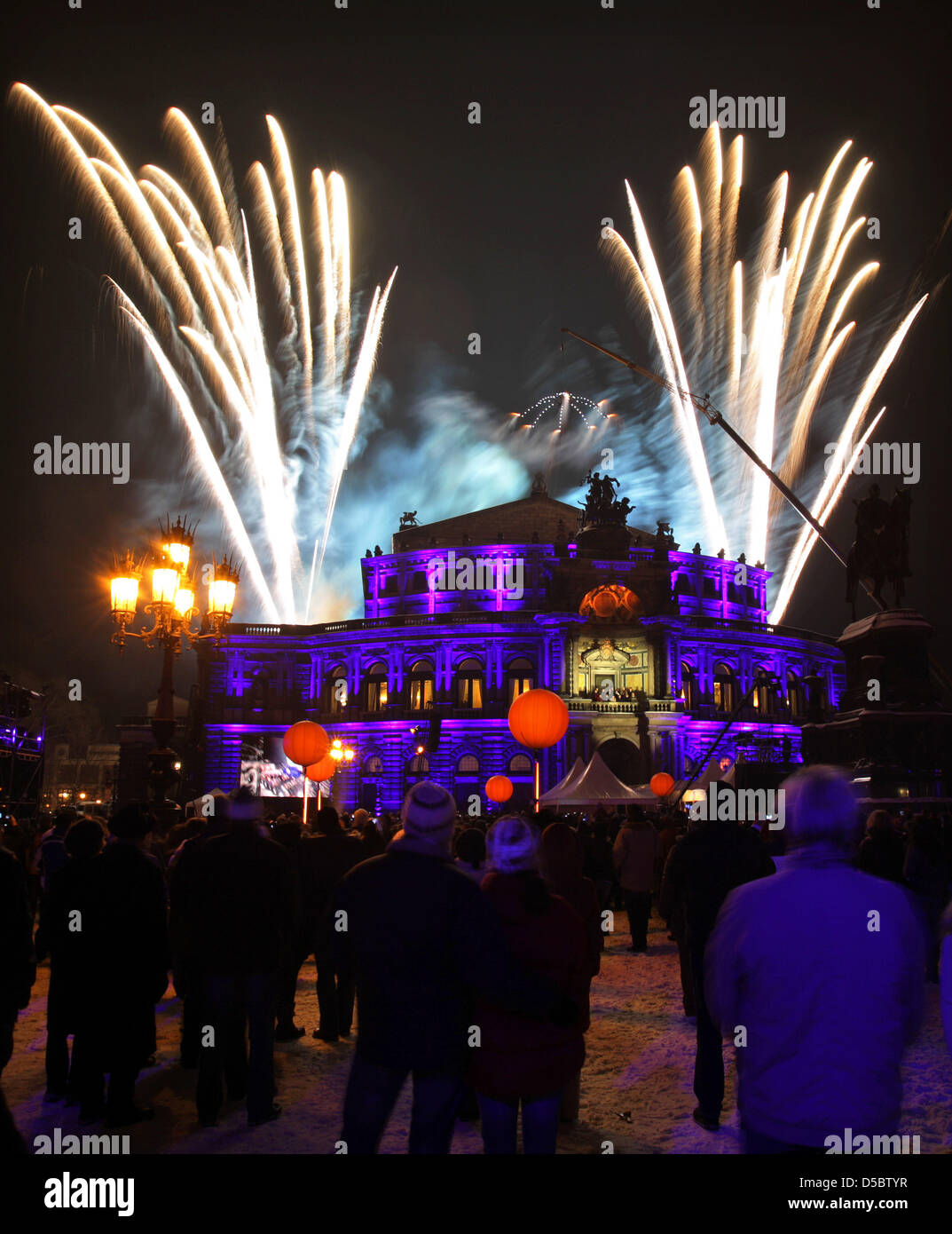 With fireworks the 5th Semper opera ball is opened over the illuminated Semper Opera in Dresden, Germany, 15 January 2010. Over 2,000 guests from economy, politics and culture celebrated under the motto 'Dreamteams' a ball night in the theatre built by Gottfried Semper (1803-1879). Stage and auditorium of the Semper opera were remodeled for this event. Photo: Jan Woitas Stock Photo