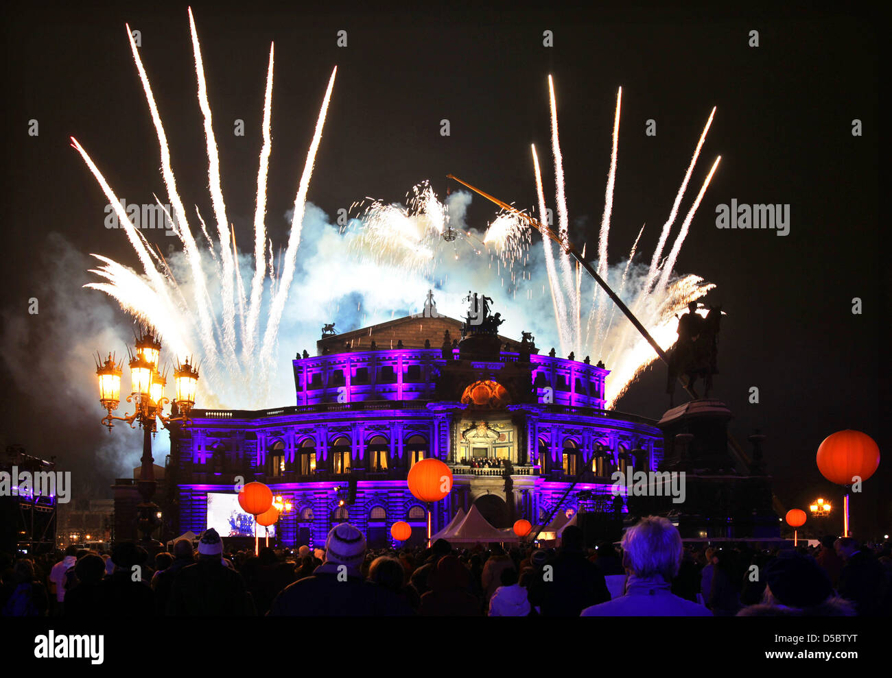 With fireworks the 5th Semper opera ball is opened over the illuminated Semper Opera in Dresden, Germany, 15 January 2010. Over 2,000 guests from economy, politics and culture celebrated under the motto 'Dreamteams' a ball night in the theatre built by Gottfried Semper (1803-1879). Stage and auditorium of the Semper opera were remodeled for this event. Photo: Jan Woitas Stock Photo