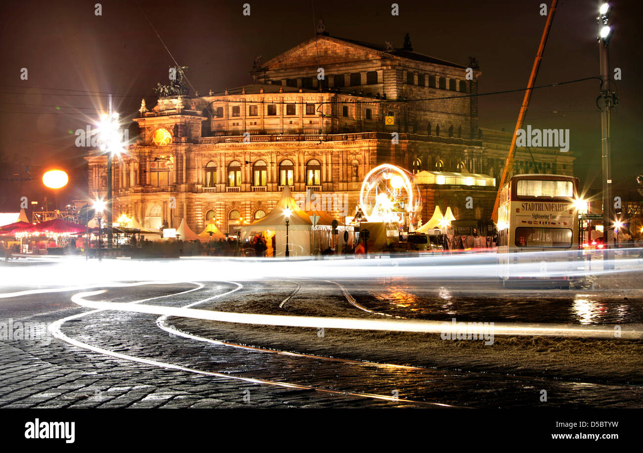 The Semper Opera is festively illuminated on the occaision of the 5th Semper Opera ball in Dresden, Germany, 15 January 2010. Over 2,000 guests from economy, politics and culture celebrated under the motto 'Dreamteams' a ball night in the theatre built by Gottfried Semper (1803-1879). Stage and auditorium of the Semper opera were remodeled for this event. Photo: Jan Woitas Stock Photo