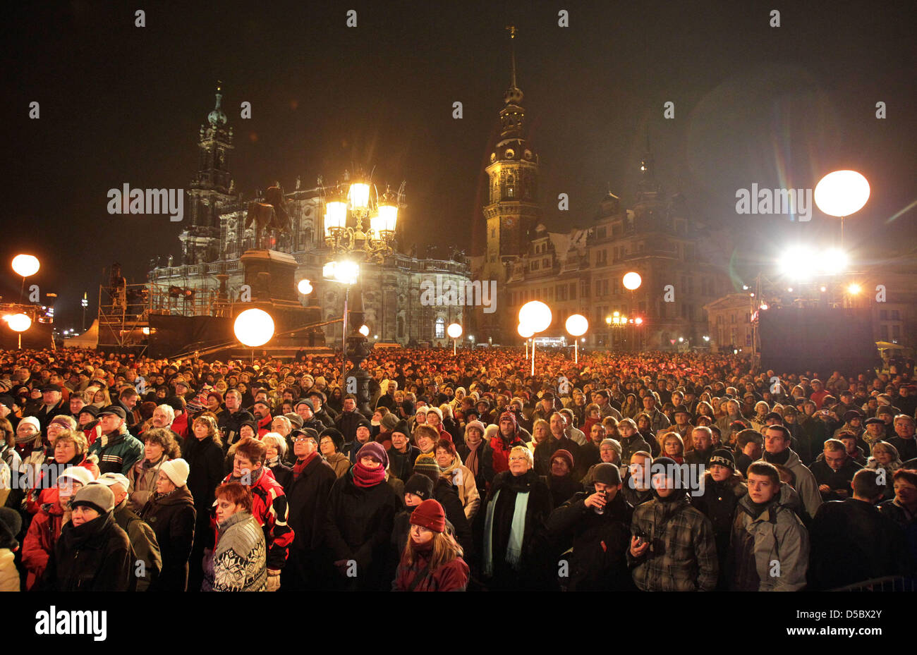 Thousands of spectators follow the video screening of the 5th Semper Opera Ball on the square in front of the opera in Dresden, Germany, 15 Janaury 2010. More than 2.000 personalities from business, politics and culture celebrated under the motto 'Dream Couples' . Semper Opera was designed by Gottfried Semper (1803-1879). Photo: Photo: Jan Woitas Stock Photo