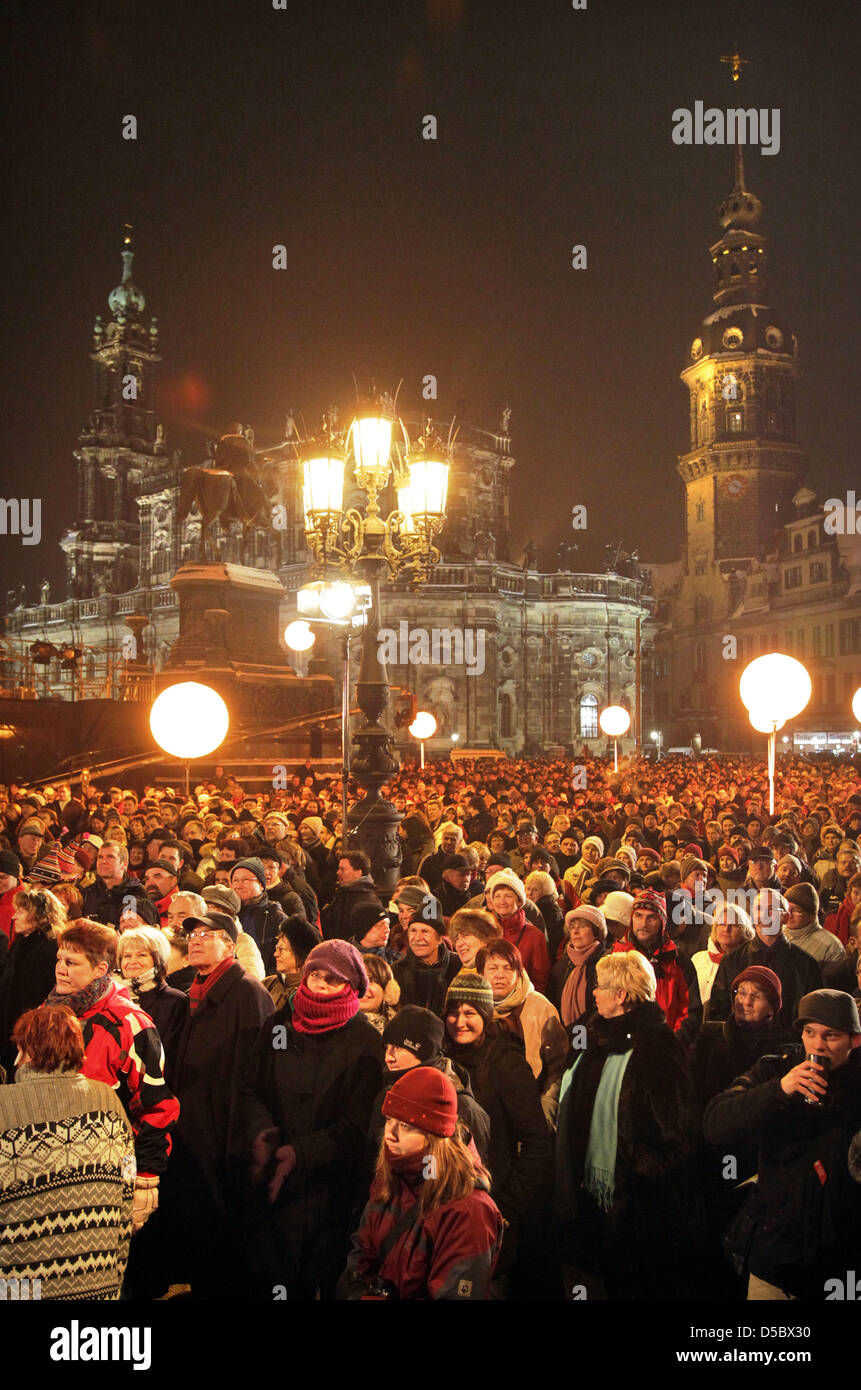 Thousands of spectators follow the video screening of the 5th Semper Opera Ball on the square in front of the opera in Dresden, Germany, 15 Janaury 2010. More than 2.000 personalities from business, politics and culture celebrated under the motto 'Dream Couples' . Semper Opera was designed by Gottfried Semper (1803-1879). Photo: Photo: Jan Woitas Stock Photo