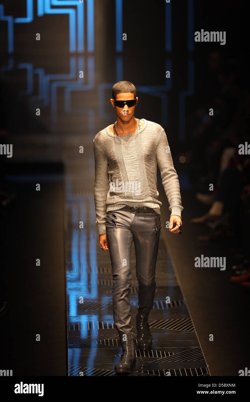 A model walks on the catwalk wearing a creation by Versace during the  Milano Moda Uomo Fall-Winter 2010/11, in Milan, Italy, 18 January 2010. The  menswear fashion event runs from 16 to
