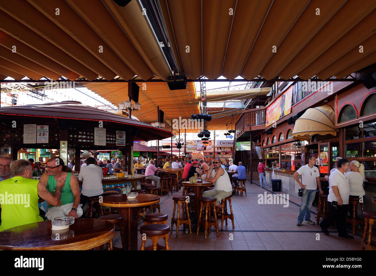 El Arenal, Spain, guests in the beer Koenig in Ham Street Stock Photo