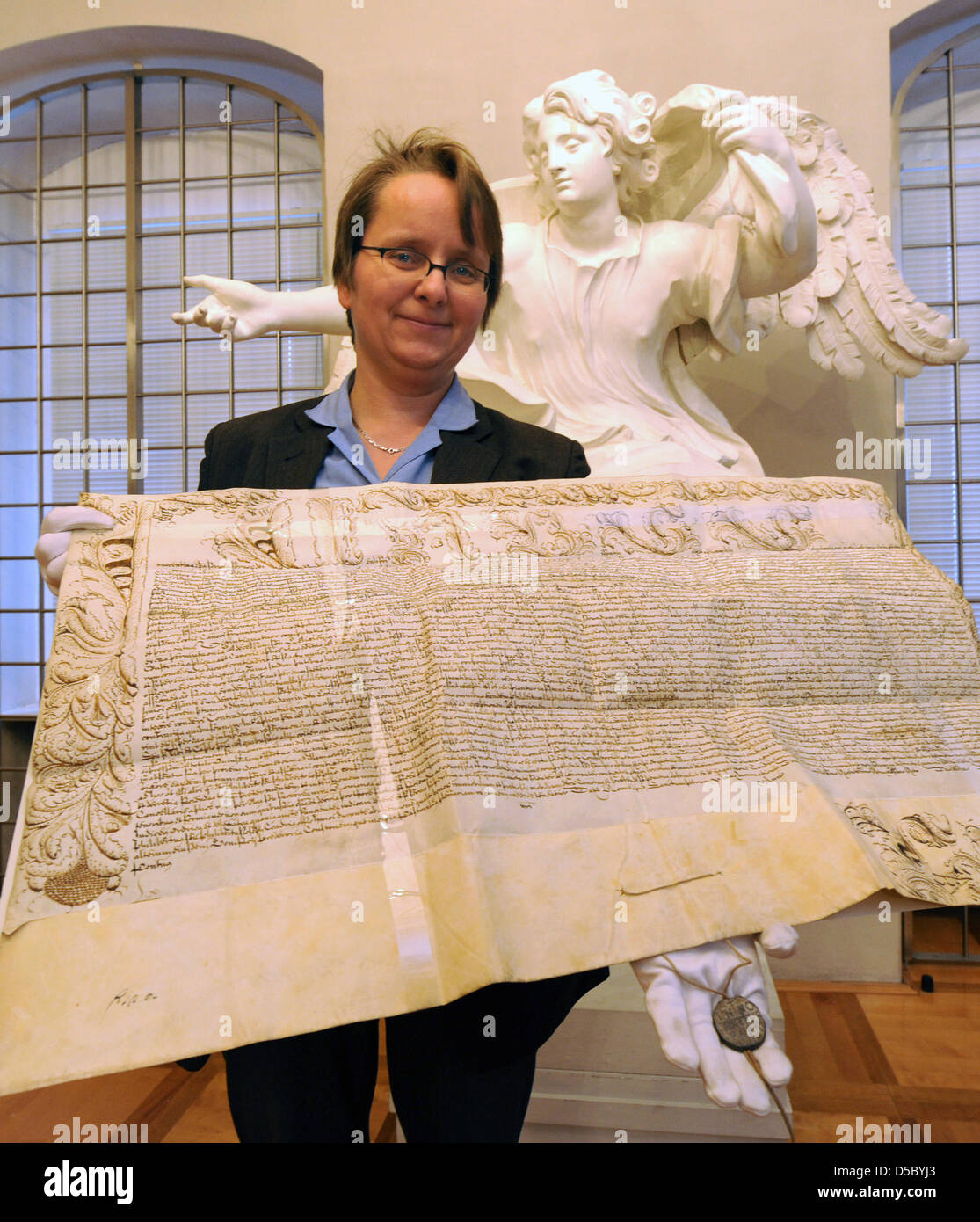 Birgit Mitzscherlich, archive director of Dresden-Meissen diocese, presents a papal bull dated 21 January 1676 at the cathedral foundation (Domstift) in Bautzen, Germany, 20 January 2010. The bull had been discovered during refurbishment works. Photo: MATTHIAS HIEKEL Stock Photo