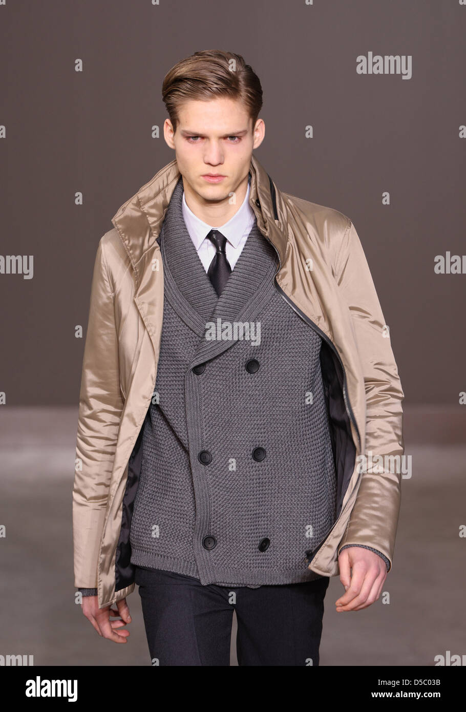 A model wears a creation as part of Louis Vuitton Men's fashion fall Stock  Photo - Alamy