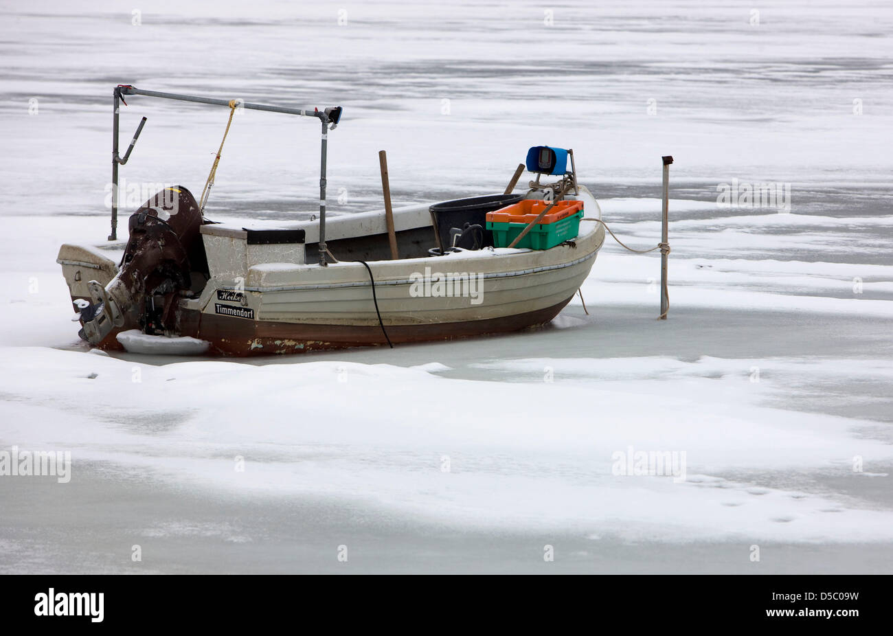 Ein hölzernes Fischerboot liegt am Mittwoch (20.01.2010) in Fährdorf auf der Ostseeinsel Poel im Eis fest. Schnee und Eis bestimmen bei anhaltenden Minusgraden auch in den nächsten Tagen das Wetter in Mecklenburg-Vorpommern. Foto: Jens Büttner dpa/lmv Stock Photo