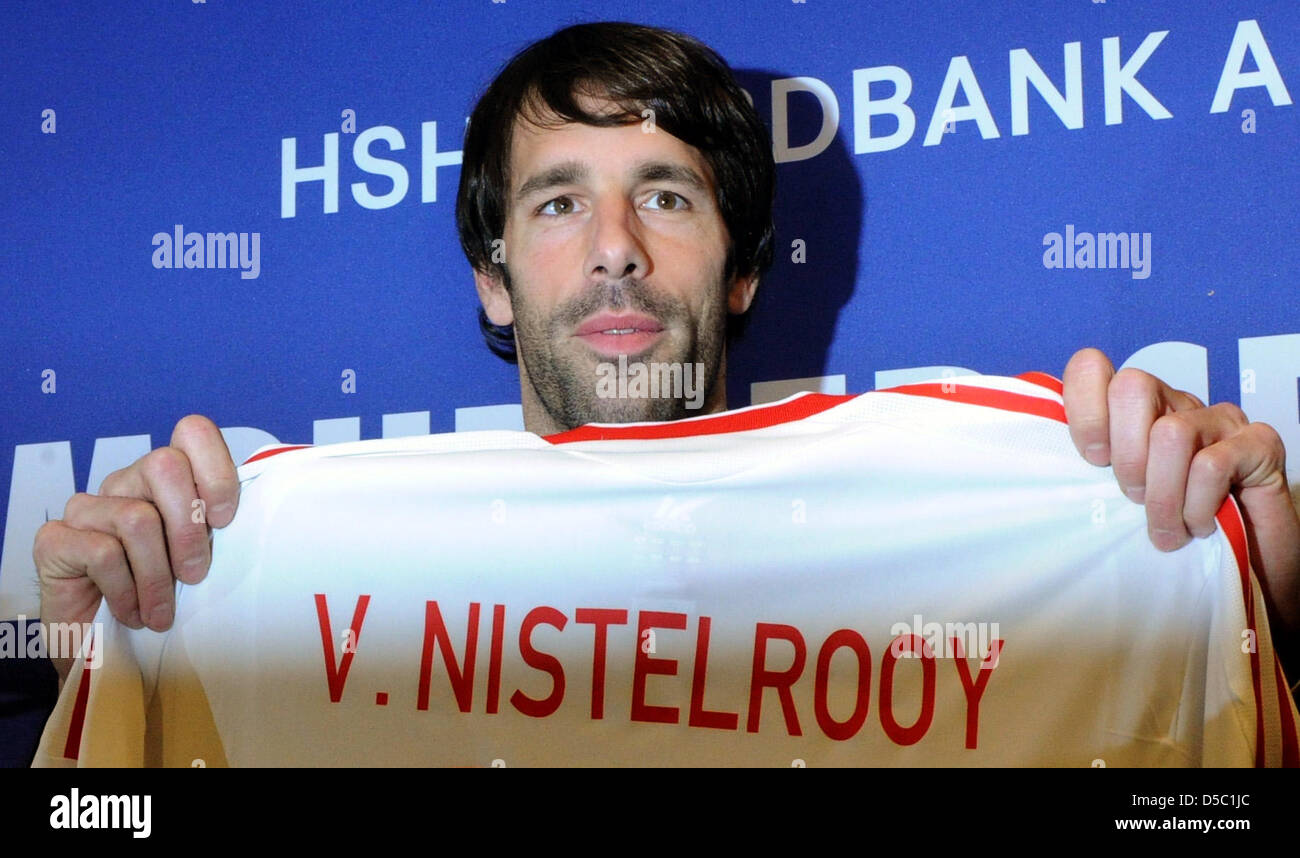 Dutch striker Ruud van Nistelrooy poses with his new jersey during his presentation as player of German Bundesliga club Hamburger SV at HSH Nordbank Arena in Hamburg, Germany, 25 January 2010. Van Nistelrooy transfered from Spanish club Real Madrid. Phhoto: MARCUS BRANDT Stock Photo