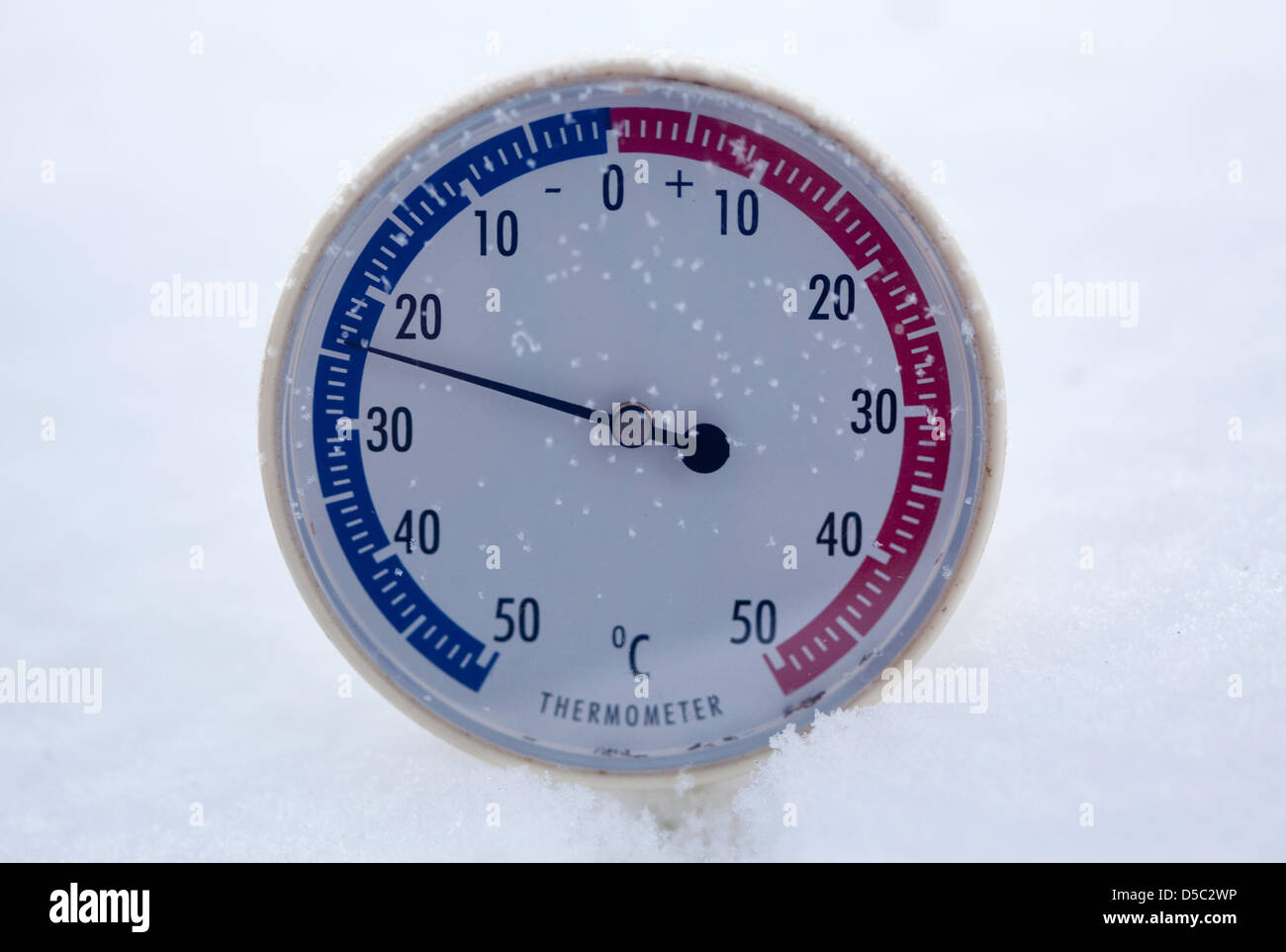 https://c8.alamy.com/comp/D5C2WP/a-thermometer-displays-minus-24-degrees-celcius-in-sieversdorf-germany-D5C2WP.jpg