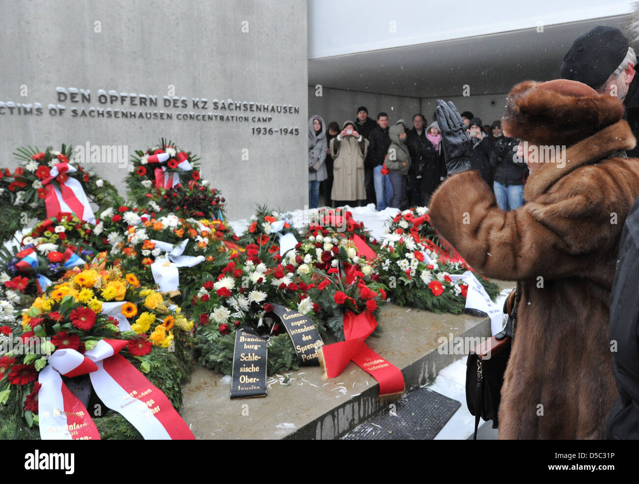 Helga Luther (R), survivor of women's concentration camp Ravensbrueck, attends the mourning ceremony in front of wreaths at the former Sachsenhausen concentration camp in Oranienburg, Germany, 27 January 2010. Numerous events remember the victims of the Nazi regime ion the International Holocaust Memorial Day. On 27 January 1945, the Soviet army liberated the concentration camp Aus Stock Photo