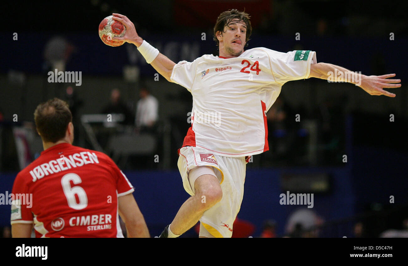 Handball-Europameisterschaft in Österreich: am Samstag (30.01.2010) in Wien. Spiel um Platz 5, Dänemark - Spanien Der Spanier Viran Morros de Argila (r) gegen den Dänen Lars Jörgensen. Foto: Jens Wolf dpa Stock Photo