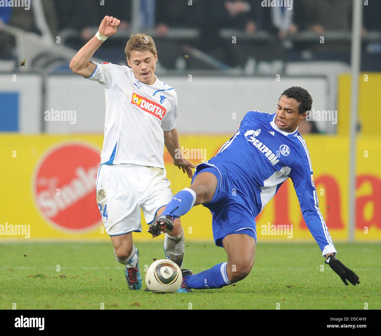 Schalke's Joel Matip (R) fights for the ball with Hoffenheim's Boris Vukcevic during the German Bundesliga match FC Schalke 04 vs TSG 1899 Hoffenheim at Veltins Arena stadium in Gelsenkirchen, Germany, 30 January 2010. Photo: ACHIM SCHEIDEMANN (ATTENTION: EMBARGO CONDITIONS! The DFL permits the further utilisation of the pictures in IPTV, mobile services and other new technologies  Stock Photo