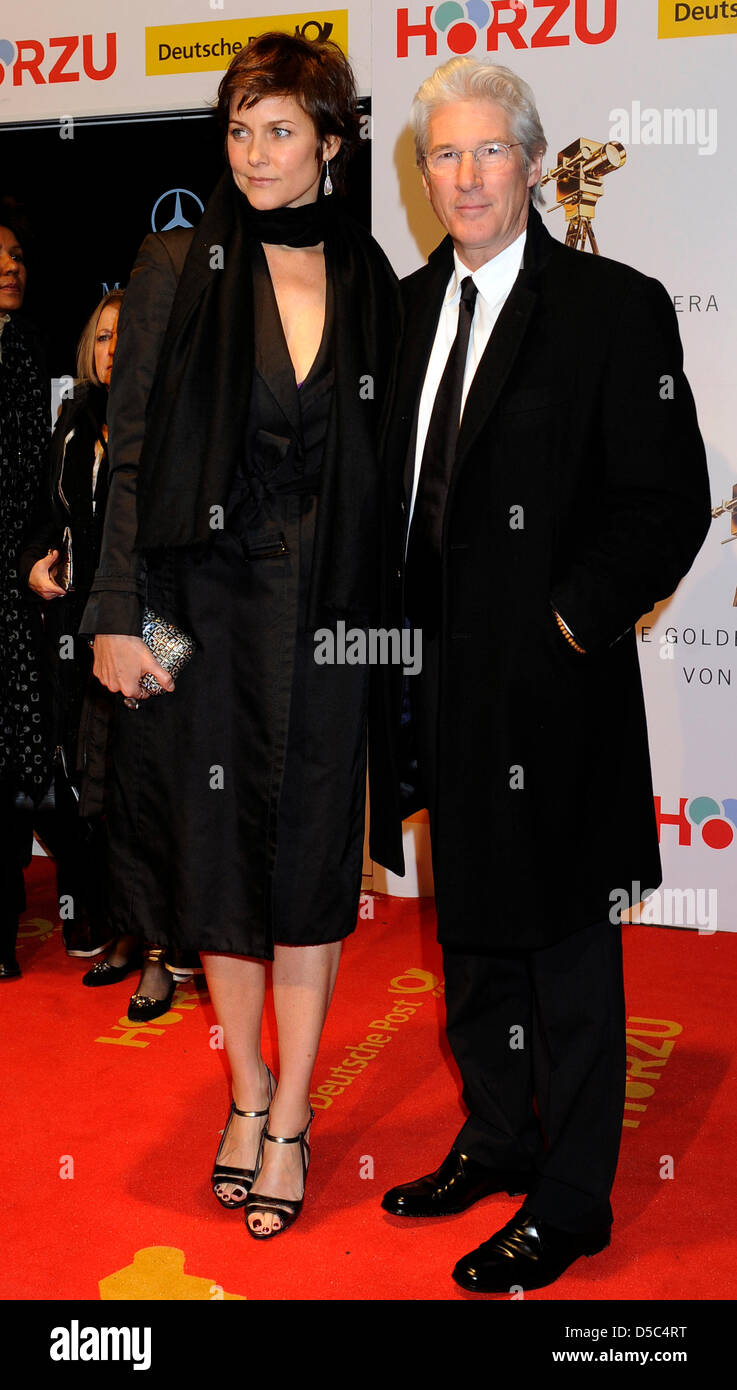 US American actor Richard Gere and his wife Carey Lowell arrive for the awarding of the 'Golden Camera Awards' in Berlin, Germany, 31 January 2010. The 'Golden Camera Awards' are awarded by a German TV guide and honour excellence in movie, television, sports and media. Photo: Britta Pedersen Stock Photo