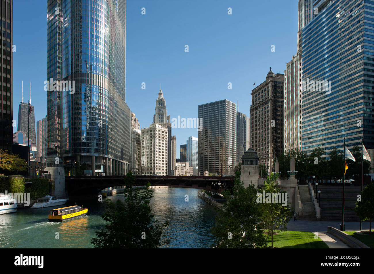 RIVER WALK LOOP SKYLINE DOWNTOWN CHICAGO ILLINOIS USA Stock Photo - Alamy