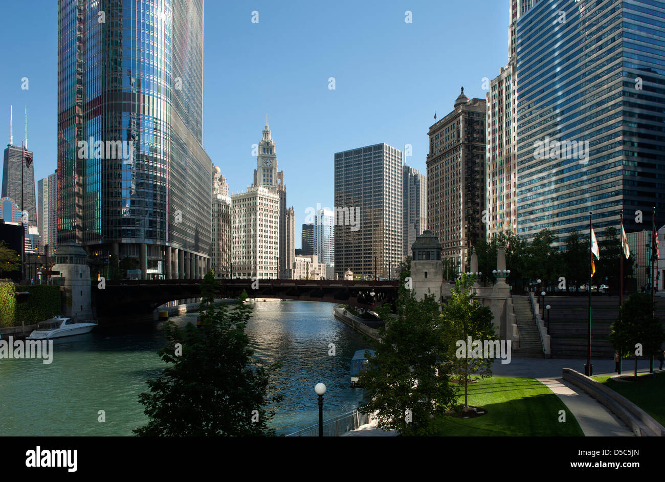 RIVER WALK LOOP SKYLINE DOWNTOWN CHICAGO ILLINOIS USA Stock Photo - Alamy