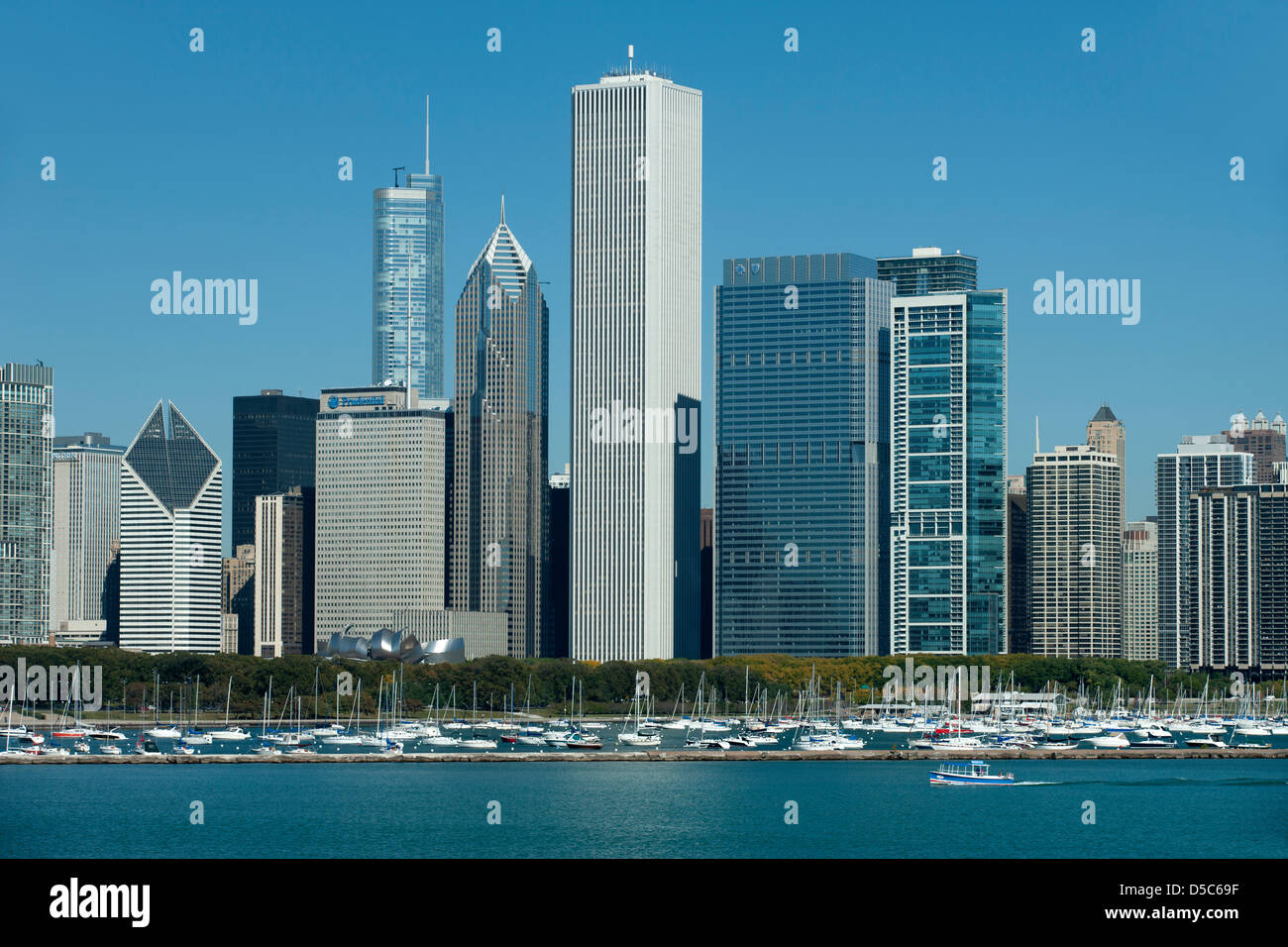 LAKE SHORE SKYLINE DOWNTOWN CHICAGO ILLINOIS USA Stock Photo - Alamy