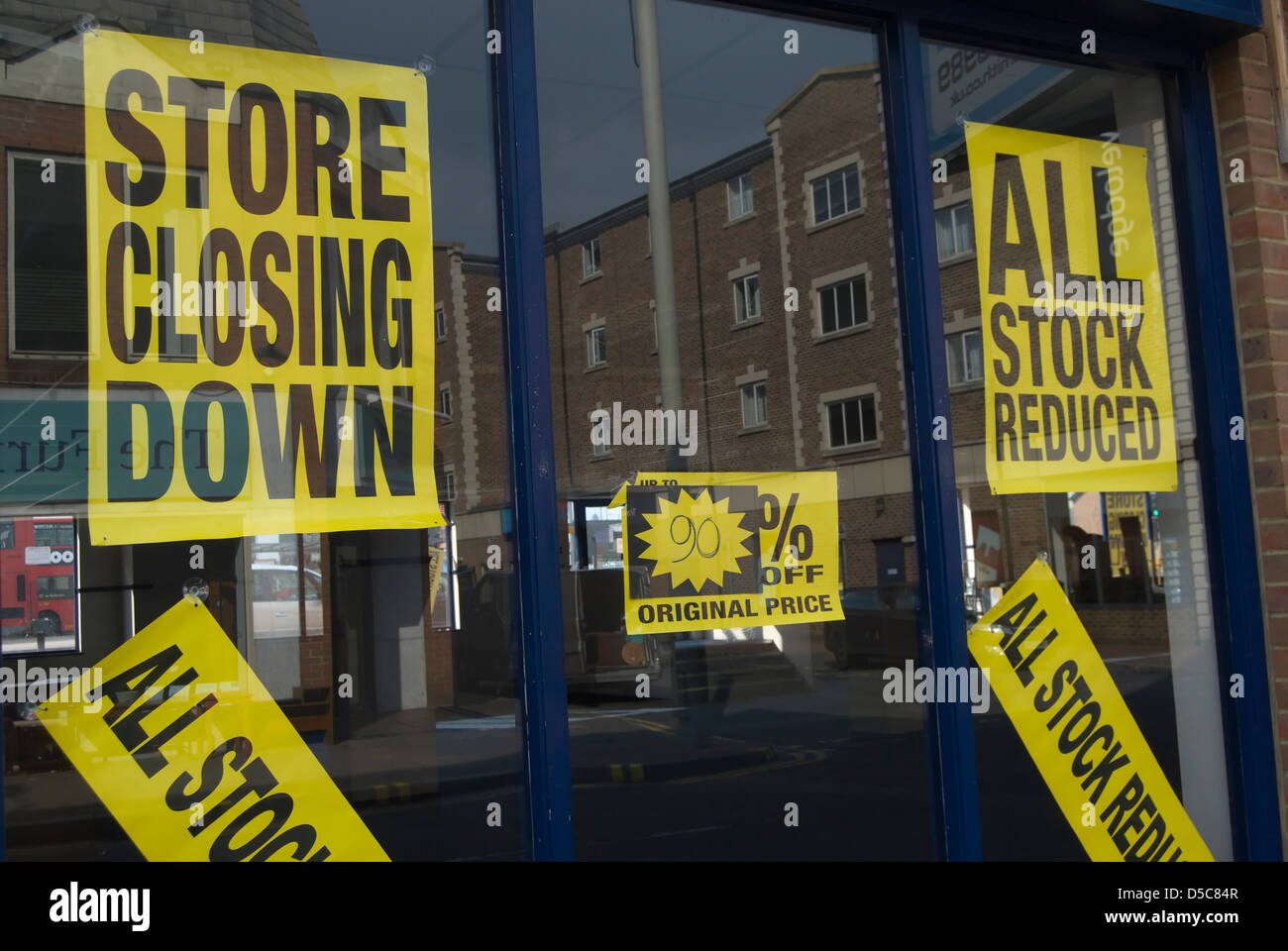 Store closing down poster hires stock photography and images Alamy
