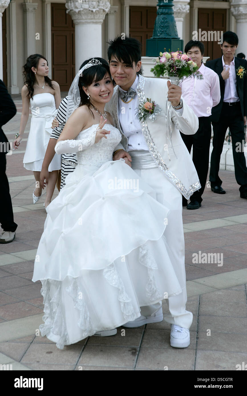 Couple in Macau celebrating their wedding Stock Photo - Alamy