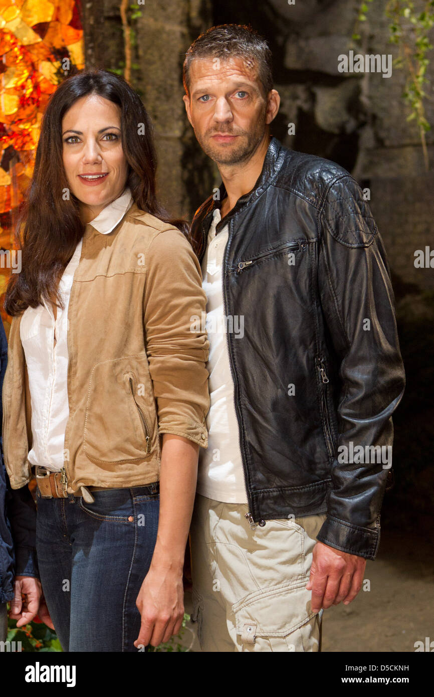 Bettina Zimmermann, Kai Wiesinger at a photocall on the movie set of 'Die  Jagd nach dem Bernsteinzimmer'. Cologne, Germany Stock Photo - Alamy