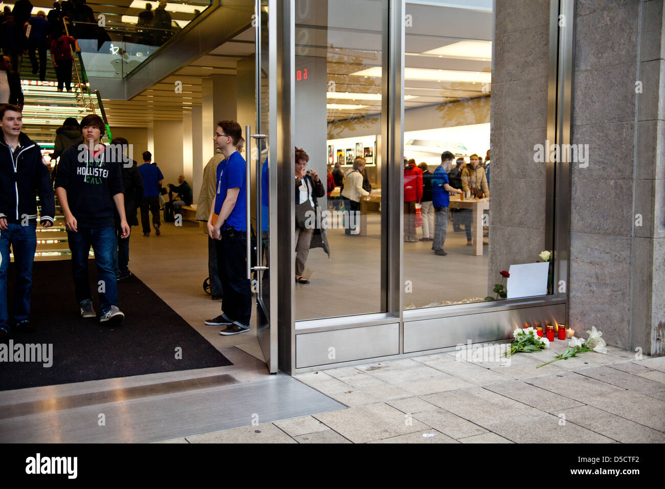 Apple Fans Mourn The Death Of Apple Inc Founder Steve Jobs At Apple Stock Photo Alamy