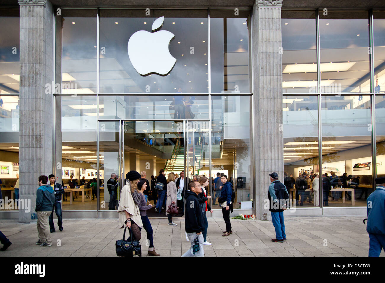Apple Fans Mourn The Death Of Apple Inc Founder Steve Jobs At Apple Stock Photo Alamy