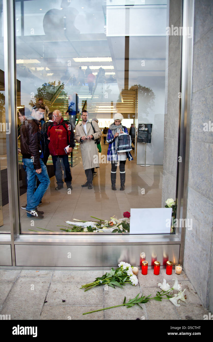 Apple Fans Mourn The Death Of Apple Inc Founder Steve Jobs At Apple Stock Photo Alamy