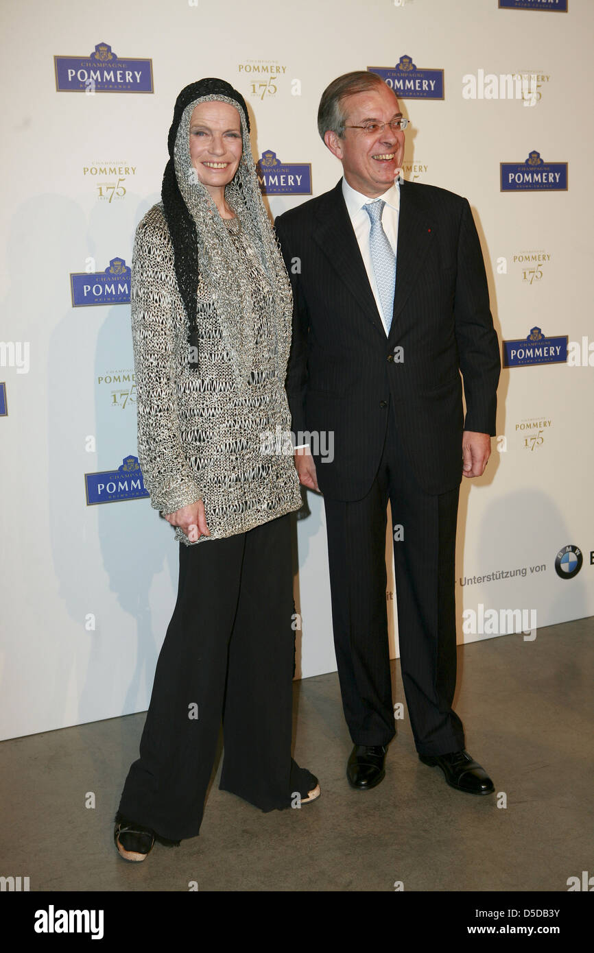 Veruschka Graefin von Lendorff and Maurice Gourdault Montagne at a dinner in celebration of the 175th anniversary of Pommery Stock Photo