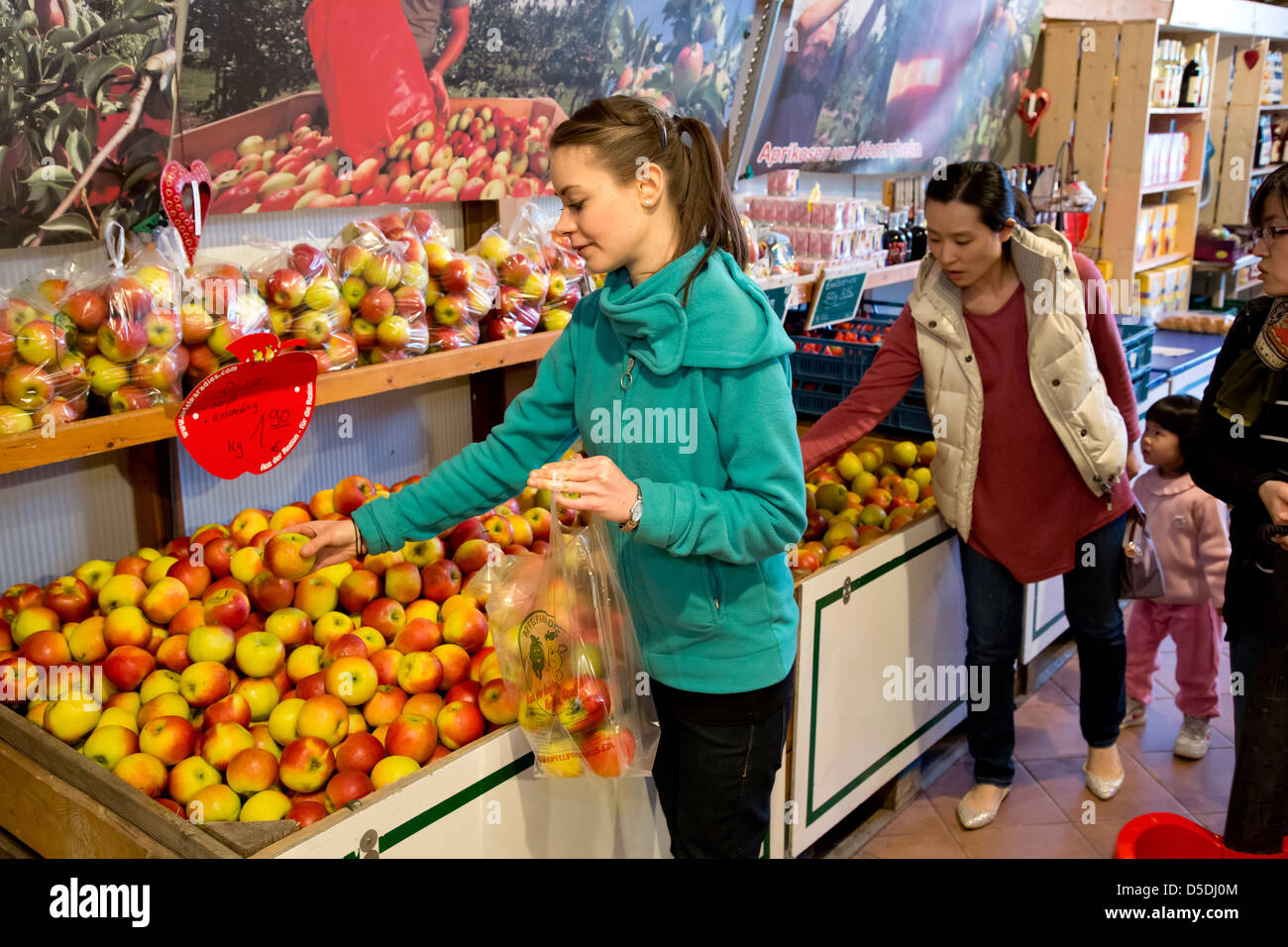 Duesseldorf, Germany, buy apples from the farm shop Stock Photo