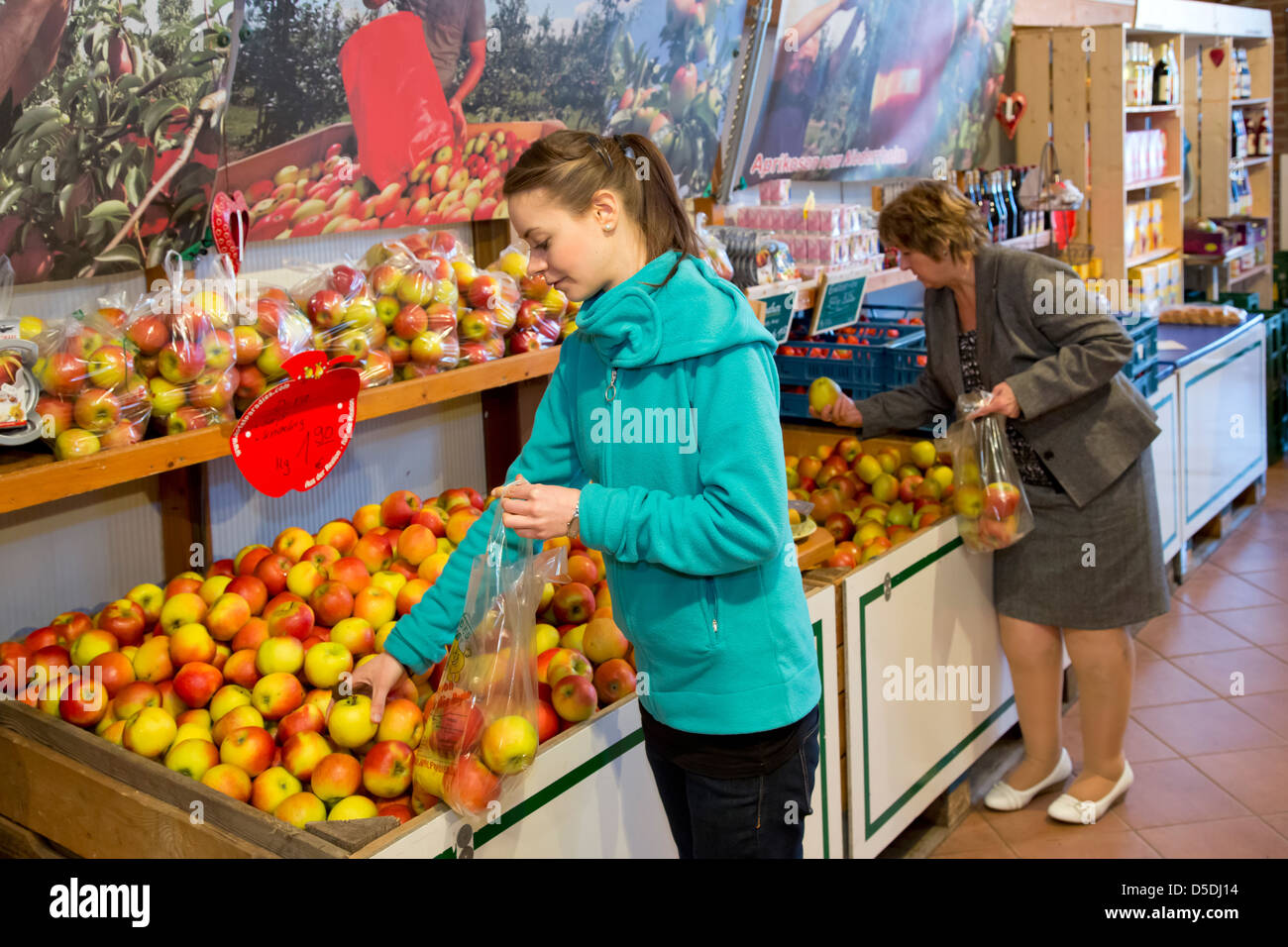Duesseldorf, Germany, buy apples from the farm shop Stock Photo