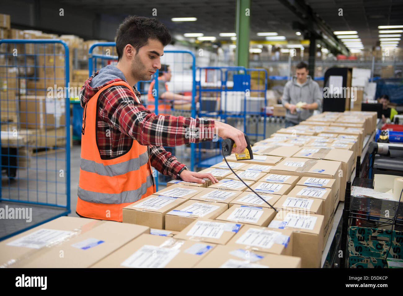 Sorting express parcels hi-res stock photography and images - Alamy