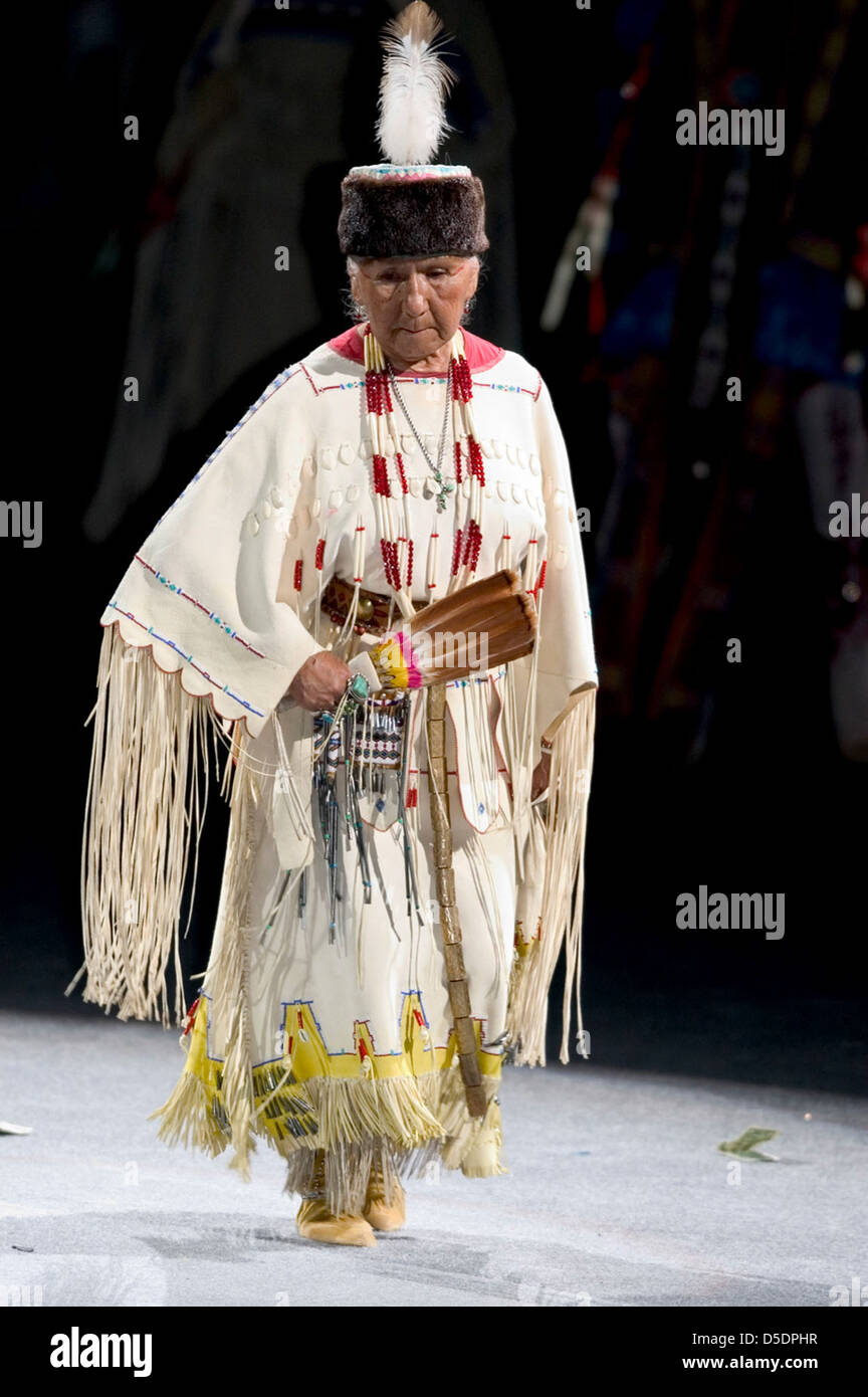The 2005 Powwow competition showcases Native American dancers ...