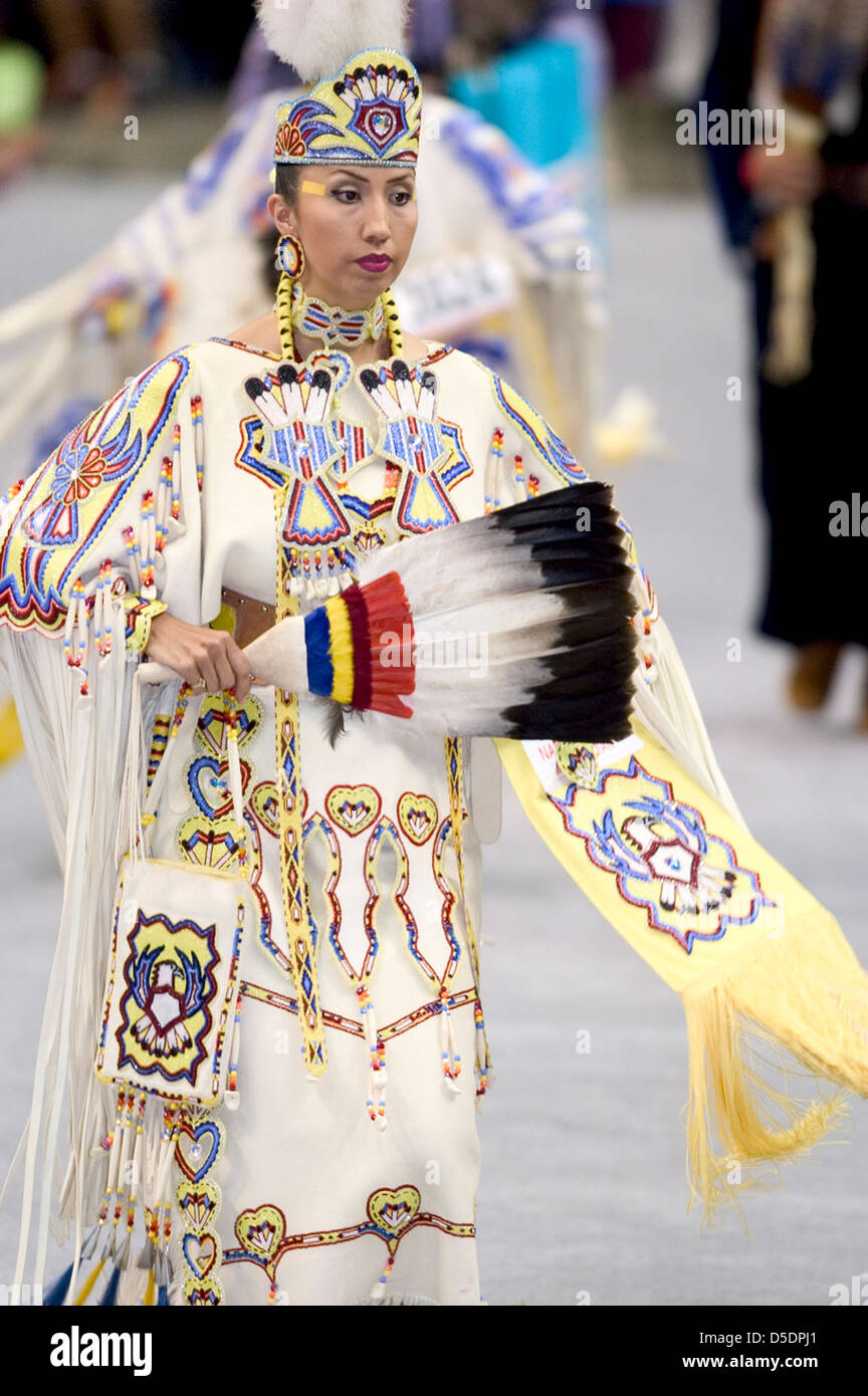 Native american headdress feathers hi-res stock photography and images ...