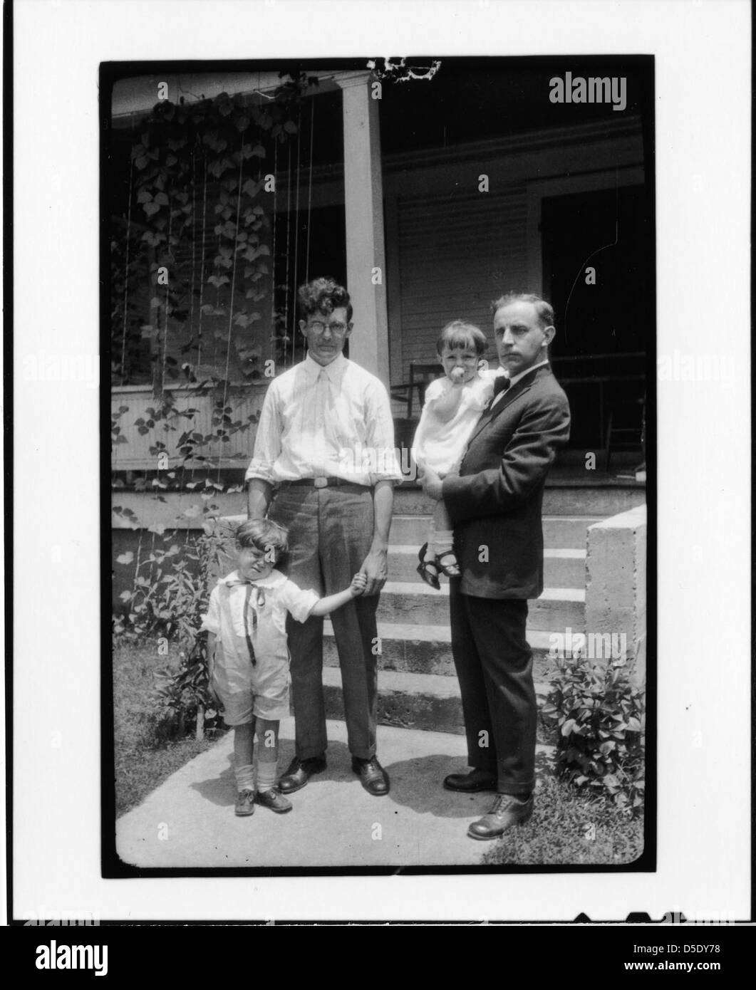 Tennessee v. John T. Scopes Trial: Howard Gale Byrd, Charles Francis Potter, with Byrd's children John and Lillian, in front of Byrd's parsonage in Dayton, Tennessee. Stock Photo