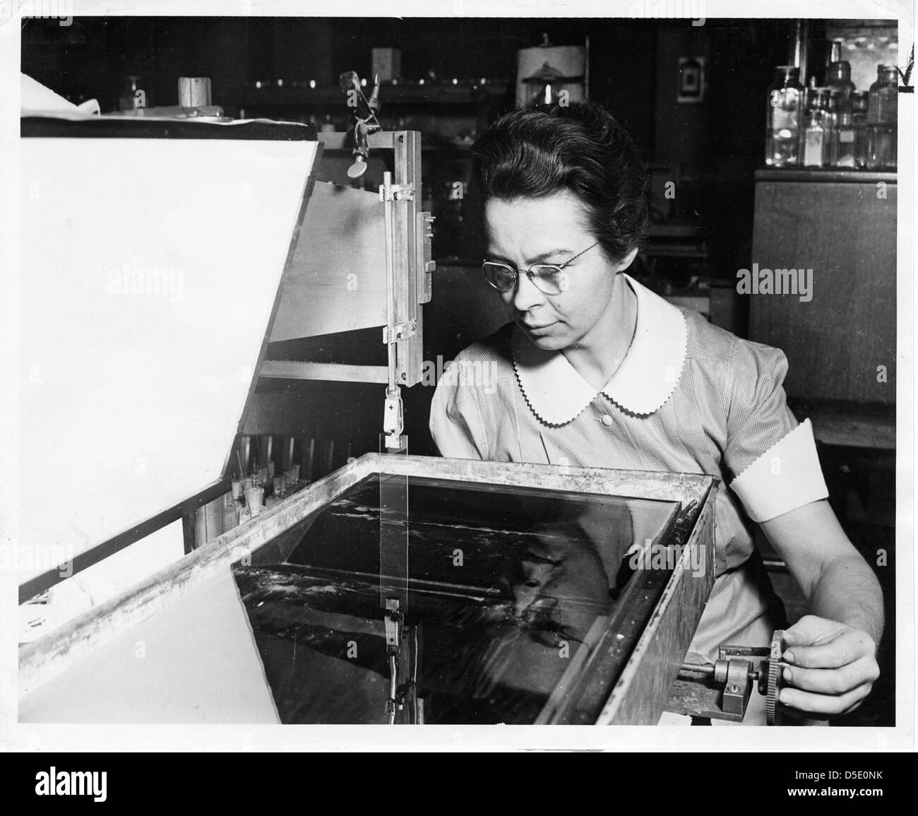 Katharine Burr Blodgett (18981979), demonstrating equipment in lab