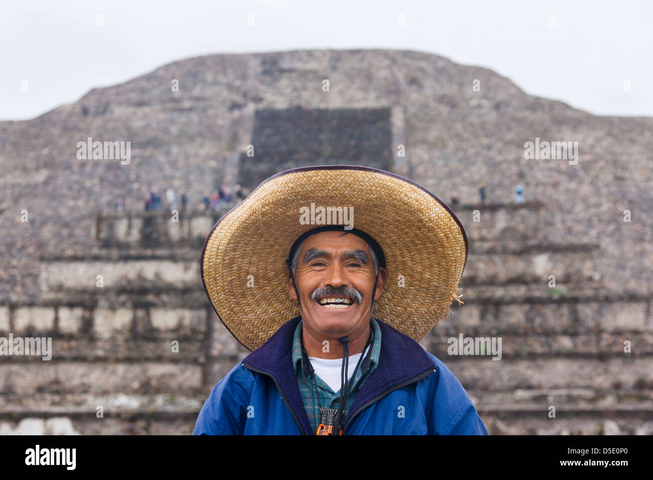 https://c8.alamy.com/comp/D5E0P0/mexican-man-wearing-straw-hat-with-pyramid-of-the-sun-teotihuacan-D5E0P0.jpg