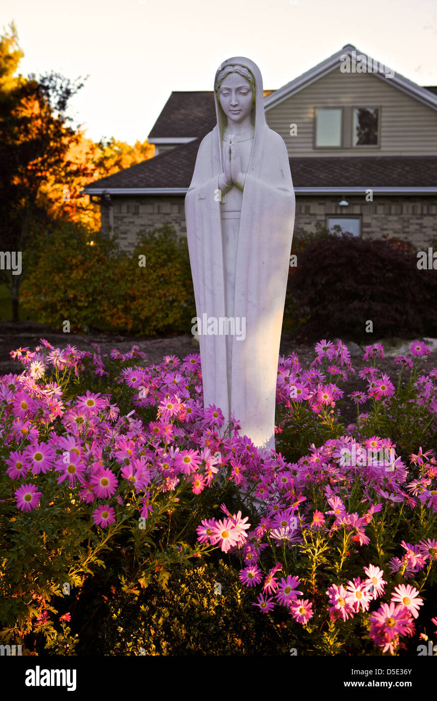 Statue of mary flowers hi-res stock photography and images - Alamy