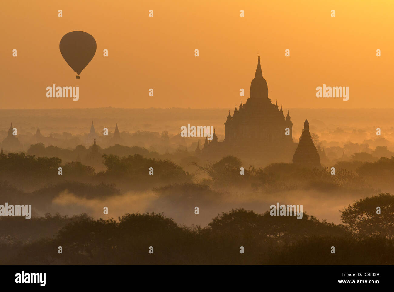 Sunrise with balloons over the pagodas of Bagan, Myanmar 3 Stock Photo