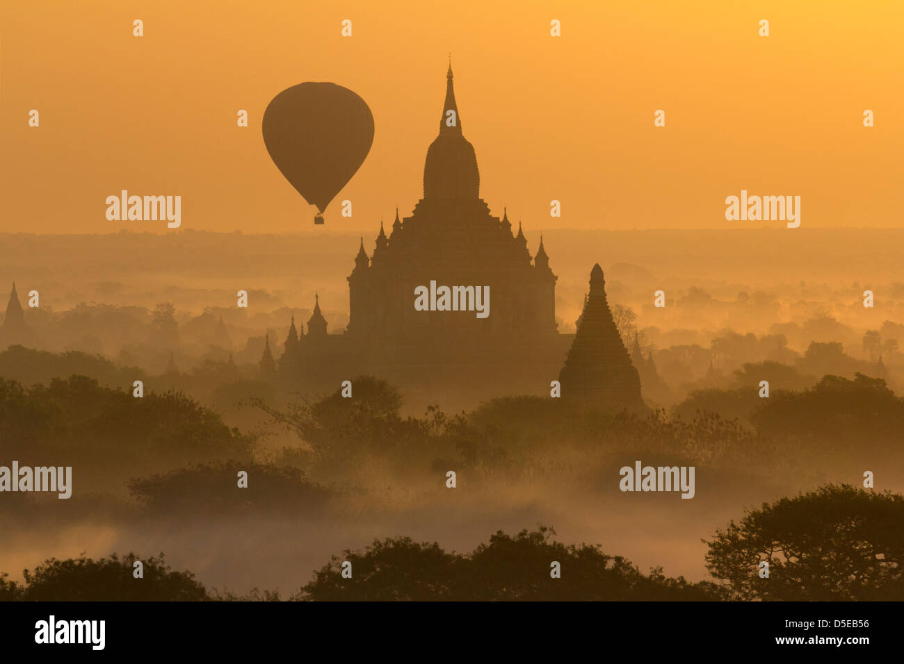 Sunrise with balloons over the pagodas of Bagan, Myanmar 6 Stock Photo