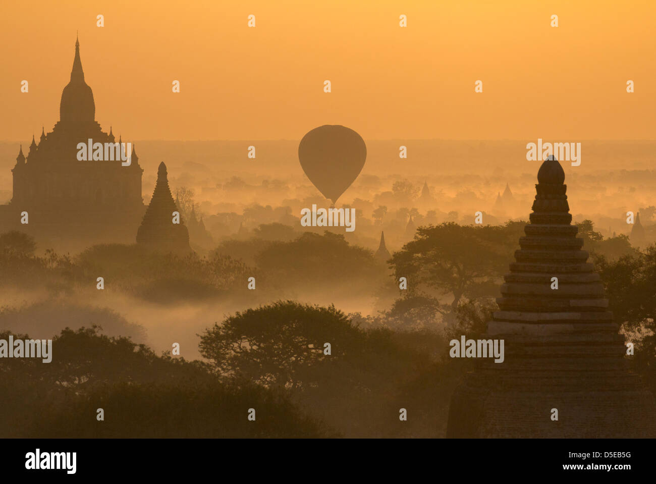 Sunrise with balloons over the pagodas of Bagan, Myanmar 7 Stock Photo