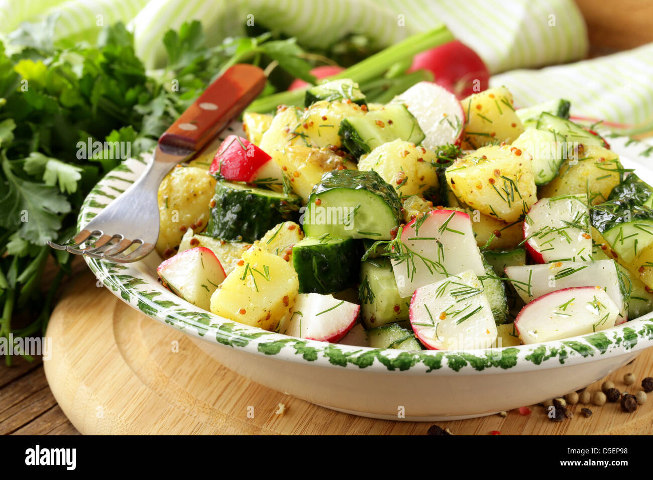 Салат из редиса рецепты простые и вкусные. Весенний салат с редиской. Салат картофельный с огурцами. Салат с редиской и огурцом. Салат весенний с картошкой.