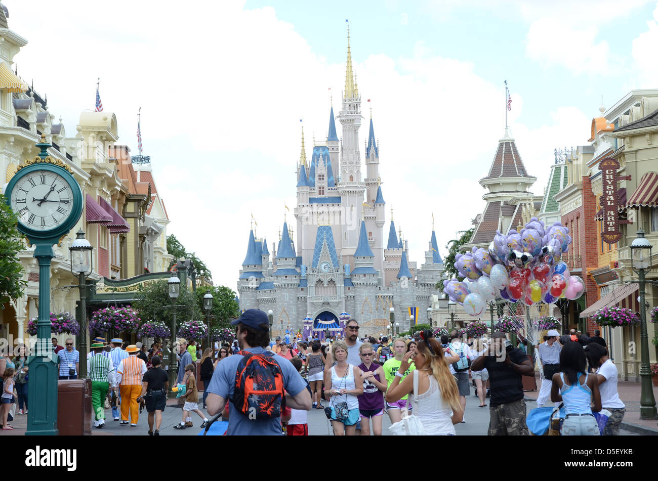 Диснейленд сша лос анджелес. Disneyland paris аттракционы. Диснейленды закрывают. Парк уолт дисней в париже. Диснейленд париж железная дорога.