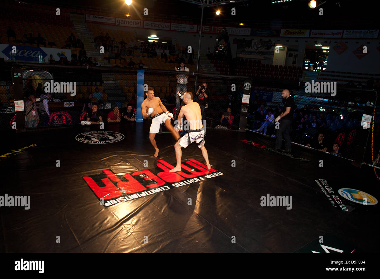 Mma cage hi-res stock photography and images - Page 24 - Alamy