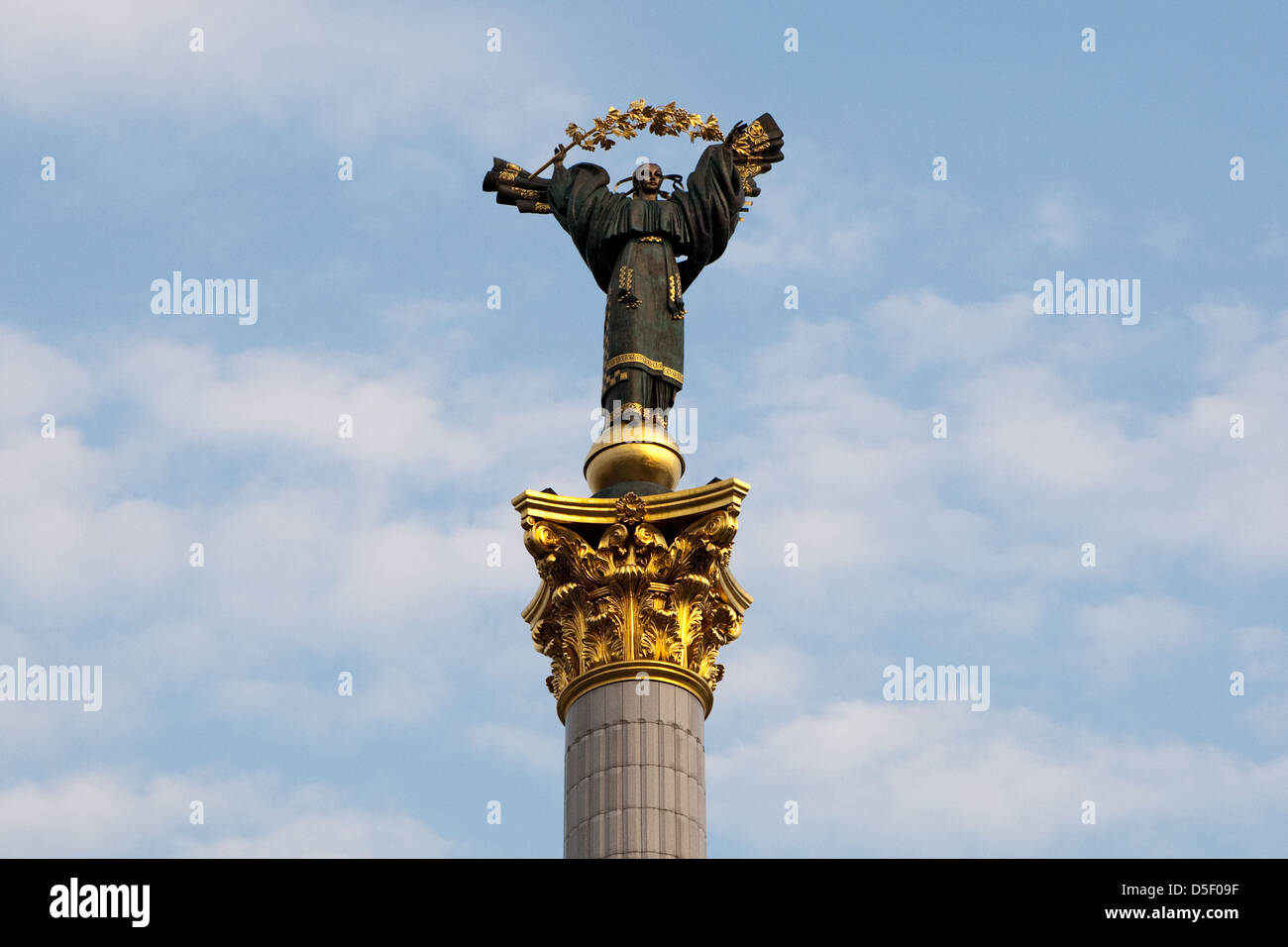 Independence Monument figurine of a woman (Berehynia), Maidan Nezalezhnosti, Independence Square, Kiev, Ukraine Stock Photo