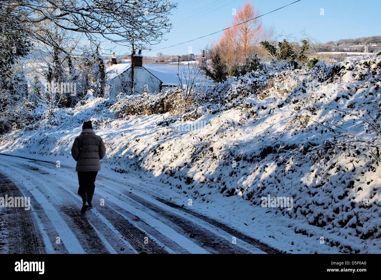 Lone figure walking hi-res stock photography and images - Alamy